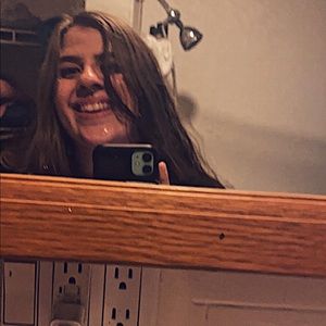 Meet your Posher, Caitlin